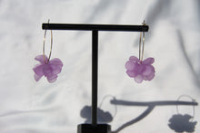 Cargar imagen en el visor de la galería, Pendientes “Lilac Hoop”
