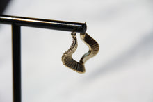 Cargar imagen en el visor de la galería, Pendientes “Twisted Groove”
