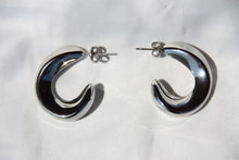 Cargar imagen en el visor de la galería, Pendientes &quot;Silver Hook&quot;
